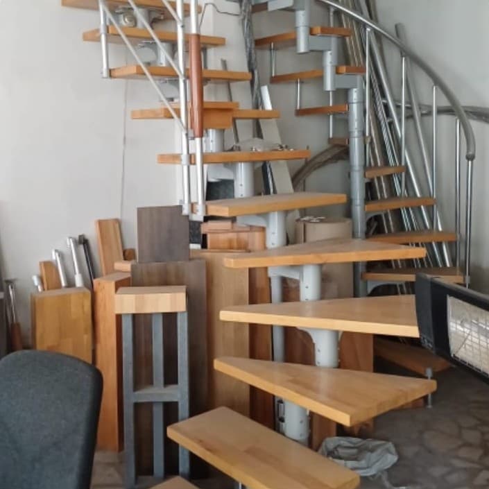 İç Mekan Ahşap Basamaklı Döner Merdiven