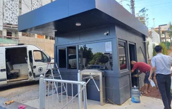 Siyah Modern Güvenlik Kulübesi Montajı