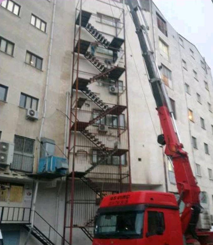 Vinçle Kırmızı Yangın Merdiveni Kurulumu